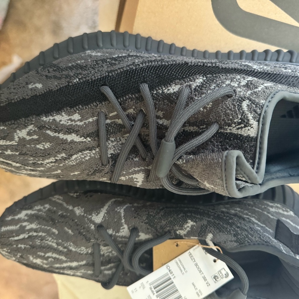 Yeezy boost 350 V2 NIB/NWT size 11 US (never worn and new in box) - Picture 6 of 7